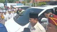 Prabowo Didampingi Pakde Karwo Sowan ke Ponpes Genggong Probolinggo