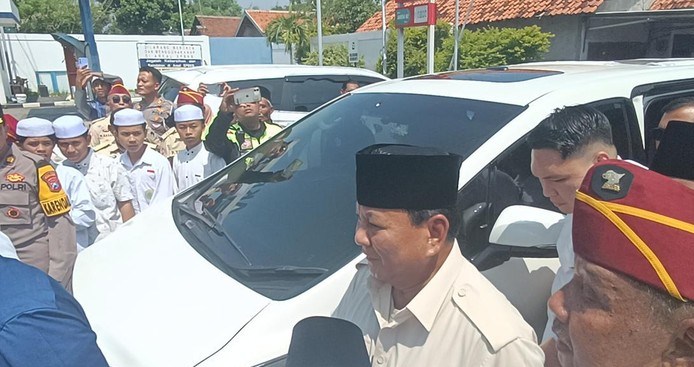 Prabowo Didampingi Pakde Karwo Sowan ke Ponpes Genggong Probolinggo