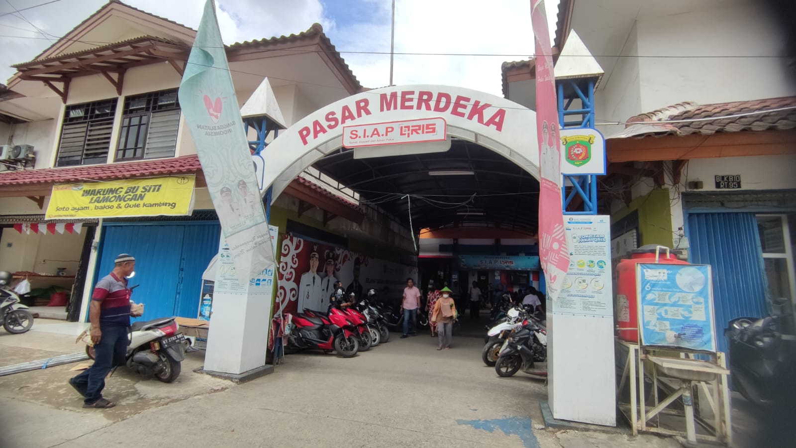 Tampak gerbang Pasar Merdeka Samarinda