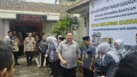 Airlangga Beri Bantuan Beras-BLT ke Warga Bandung: Bukan Kebutuhan Pemilu