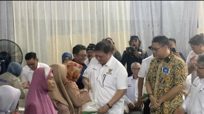 Airlangga Salurkan Beras-BLT ke Warga Indramayu: Sesuai Amanat Presiden