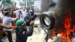 Massa Demo Sengaja Bawa Palu Besar Rusak Tembok Pagar DPR!