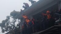 Diduga Karena Serangan jantung Lansia di Bogor Tewas Saat Perbaiki Atap Rumah, Evakuasi Berjalan Dramatis