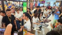 gibran dan Istri Jadi Kasir Di Toko Sepatu Lokal