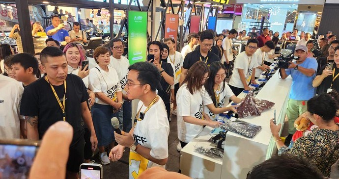 gibran dan Istri Jadi Kasir Di Toko Sepatu Lokal