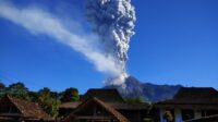 Gunung Iya di Kabupaten Ende bergejolak
