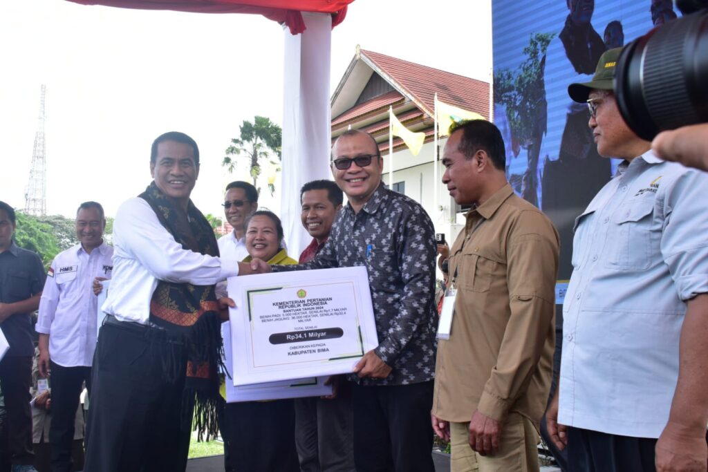 Menteri Pertanian Andi Amran Sulaiman saat kegiatan pembinaan penyuluh, di halaman Kantor Bupati Sumbawa Besar, Nusa Tenggara Barat (NTB)