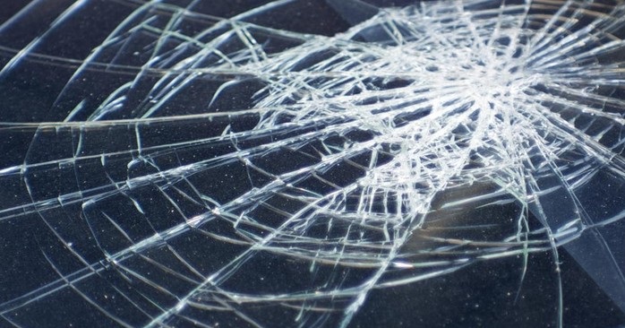 Alphard Ringsek Usai Tabrak Pembatas Jalur Sepeda di Jalan Sudirman