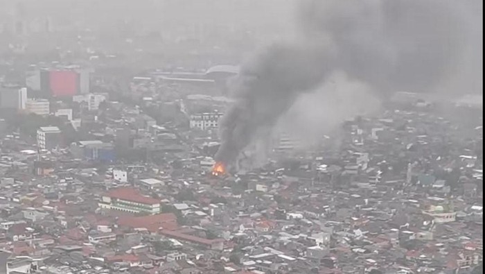 Kebakaran Terjadi di Jl Saharjo Setia Budi Jaksel, Terdengar Suara Ledakan