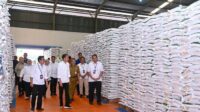 Jokowi Tinjau Gudang Bulog di Temanggung, Cek dan Salurkan Bantuan Beras