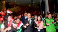 Presiden Jokowi Disambut Meriah Saat Tiba di Hanoi, Ikut Joget Bareng WNI