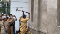 Massa Demo Sengaja Bawa Palu Besar Rusak Tembok Pagar DPR!
