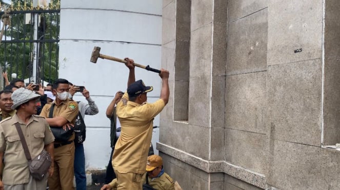Massa Demo Sengaja Bawa Palu Besar Rusak Tembok Pagar DPR!