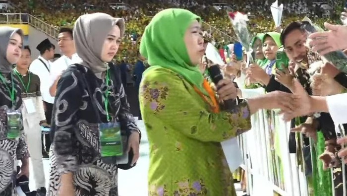 Khofifah Pimpin Salawat Jibril Dalam Harlah ke-78 Muslimat NU di Stadion GBK