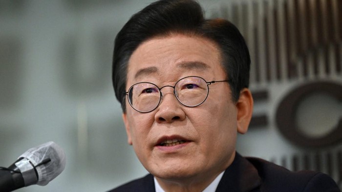 Pemimpin Oposisi Korsel Lee Jae Myung Ditikam di Leher Saat Konferensi Pers di Busan