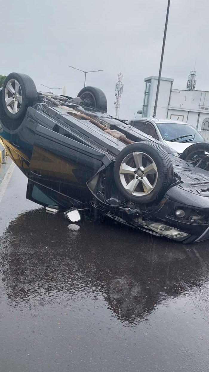 Mobil Audi Terbalik di JLNT Antasari Arah Blok M