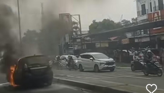 Mobil Terbakar di Jalan Raya Jakarta-Bogor, Lalin Sempat Tersendat