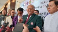 koordinator Kompak sekaligus Ketua Umum PB IDI dr. Moh. Adib Khumaidi saat melakukan konferensi pers di sela-sela acara dialog nasional kesehatan di Hotel Bidakara, Jakarta, Selasa 16 1 2024