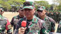 Panglima Komando Daerah Militer IX/Udayana Mayjen TNI Harfendi (kiri) berbincang dengan korban erupsi Gunung Lewotobi Laki-laki di Kecamatan Wulanggitang, Flores Timur, NTT