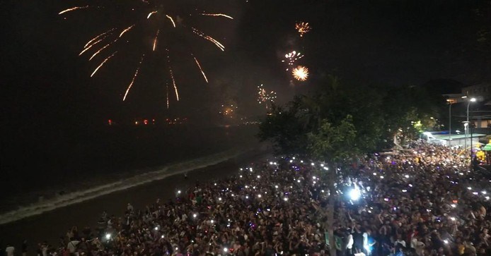 Warga Tumpah Ruah Rayakan Tahun Baru 2024 di Kuta Bali