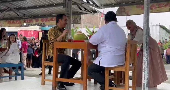 Momen Ria Ricis Minta Kerupuk ke Prabowo yang Lagi Makan Bareng Jokowi