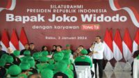 Jokowi Kunjungi Pabrik Teh di Tegal, Karyawan Tak Sangka Bertemu dan sebut Presiden Paling Ramah Di Dunia