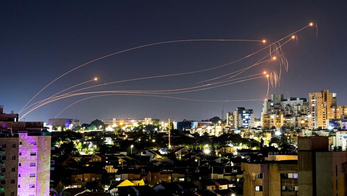 Hamas Tembakkan Belasan Roket ke Israel Saat Tahun Baru 2024