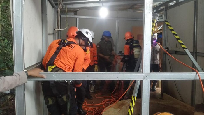 Basarnas saat Evakuasi santi yang Terjatuh Ke Sumur
