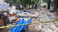 Tiga Orang Tewas Tertimpa Tembok Roboh di Tebet