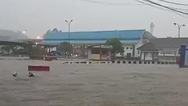Banjir di Sukabumi rendam rumah dan lahan pertanian serta tambak