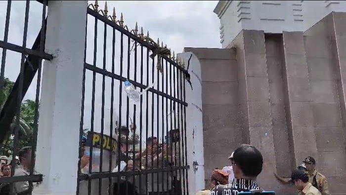 Ricuh! Massa Demo Timpuk Wakapolda Metro Pakai Botol Air Mineral