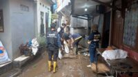 Banjir Bandung Sisakan Sampah, Warga Gotong Royong Membersikan