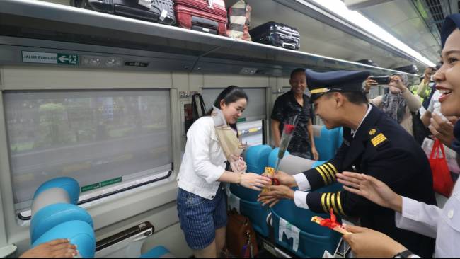 KAI Daop Surabaya bagi-bagi mawar & cokelat ke pelanggan pasca-nyoblos