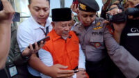 Tersangka Gubernur Maluku Utara Abdul Gani Kasuba (tengah) dikawal petugas masuk ke kendaraan tahanan di Gedung KPK Merah Putih, Jakarta, Rabu (20/12/2023). Komisi Pemberantasan Korupsi melakukan operasi tangkap tangan bersama belasan orang lainnya dalam kasus dugaan jual beli jabatan hingga pengadaan barang dan jasa di Maluku Utara