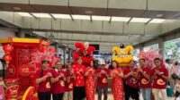 Barongsai dan pohon angpao di Stasiun Pasar Senen meriahkan Imlek 2024 Barongsai dan pohon angpao di Stasiun Pasar Senen meriahkan Imlek 2024