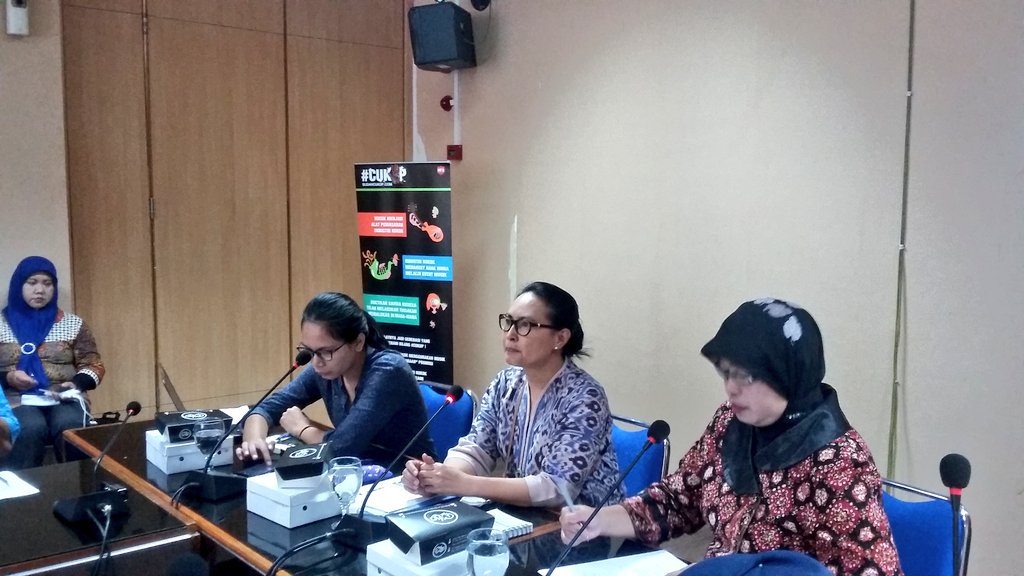 Ketua Tim Kerja Penyakit Kanker dan Kelainan Darah Direktorat PTM, Kementerian Kesehatan, dr. Theresia Sandra paling Tengah Sedang Memberikan paparan