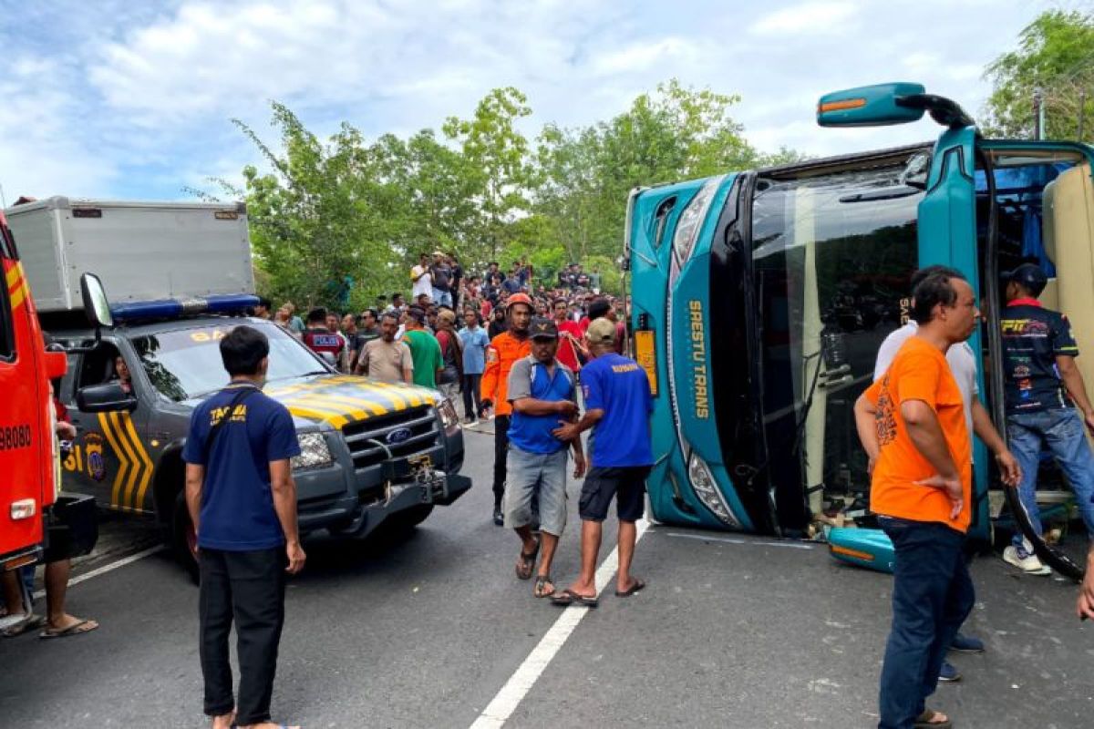 Tiga penumpang tewas akibat bus terguling di Bukit Bego