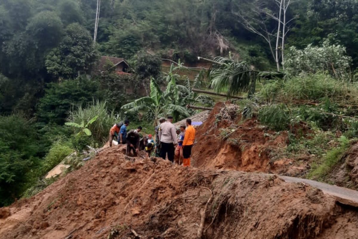 Polisi kosongkan lima rumah warga karena terancam longsor di Garut