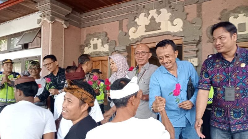 Warga beri bunga untuk dukung penyelenggara pemilu di Jembrana