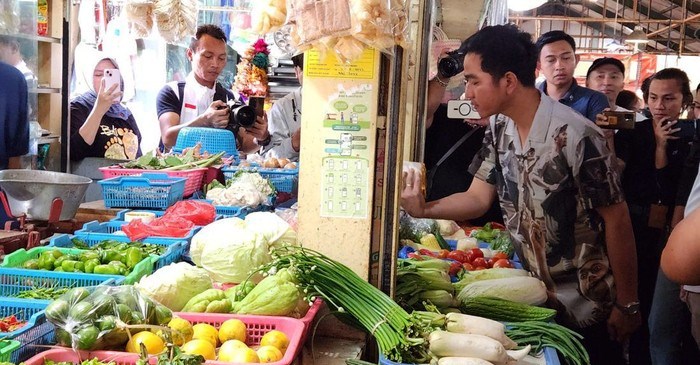 Gibran Blusukan ke Pasar Cihapit Bandung, Borong Bahan Pokok-Bumbu Dapur