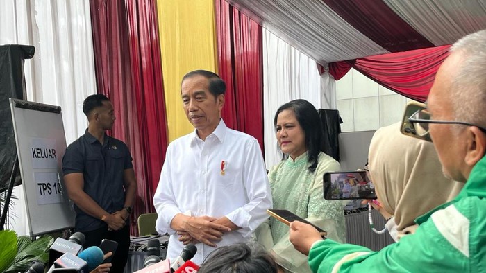 Didampingi Istri Tiba di TPS 10, Gedung LAN Gambir, Jokowi Harap Pemilu Jadi Pestanya Rakyat dengan Riang Gembira