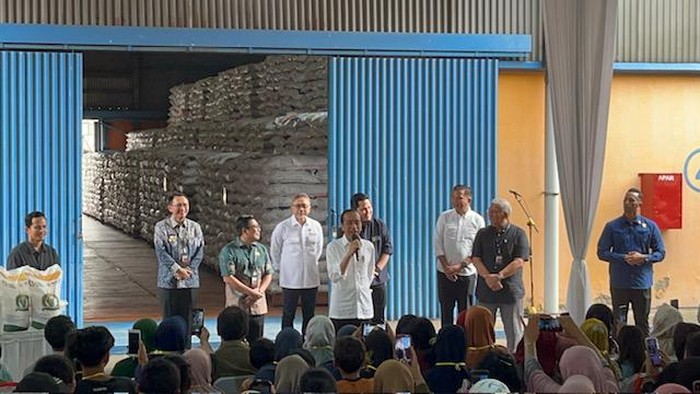 Jokowi Tinjau Gudang Bulog-Bagi Bantuan Beras ke Warga Cibitung Bekasi