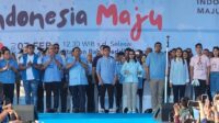 Kaesang Berbaju Pink Saat Hadiri Kampanye Akbar Prabowo-Gibran di Sumut
