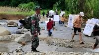 logistik-pemilu-2024-mulai-didistribusikan-ke-wilayah-wilayah-pemungutan-suara-tni-polri-mengawal-distribusi-logistik TNI-Polri Jalan Kaki Hampir 9 Jam untuk Kawal Logistik Pemilu di HST Kalsel