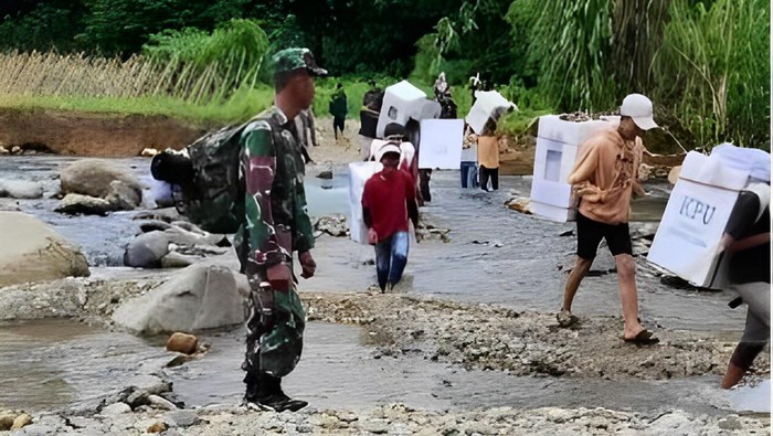 TNI-Polri Jalan Kaki Hampir 9 Jam untuk Kawal Logistik Pemilu di HST Kalsel