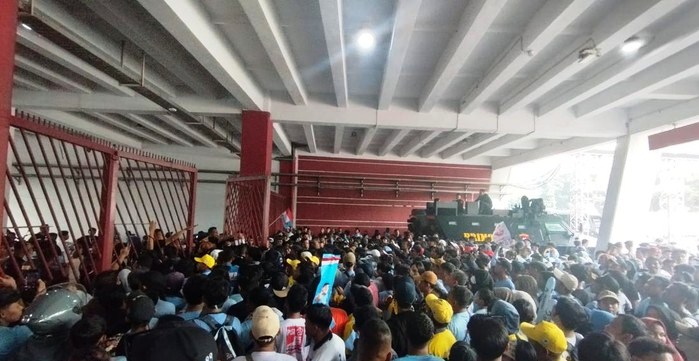 Massa Prabowo-Gibran Membeludak di GBK Sampai Memaksa Buka Pintu VIP