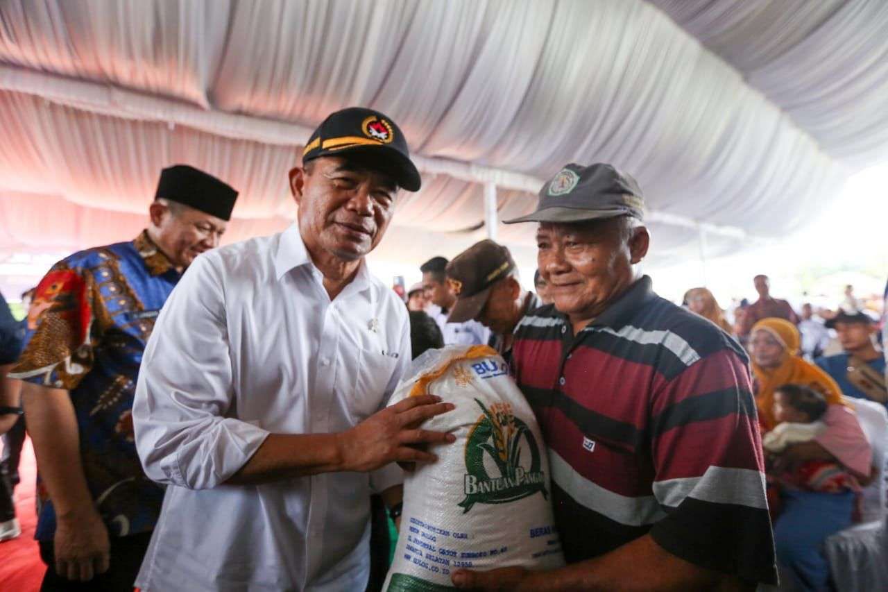 Menko PMK Pastikan Bantuan Cadangan Pangan Tepat Sasaran