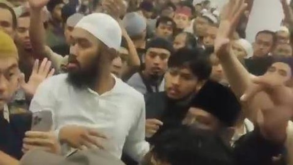 Ansor Tolak Pengajian Ustaz Riza Basalamah di Surabaya, Berakhir Ricuh