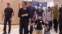presiden jokowi bersama jan ethes dan la lembah manah instagram jokowi Inilah Momen Jokowi Ajak Jan Ethes dan La Lembah Main di Mal Jakarta