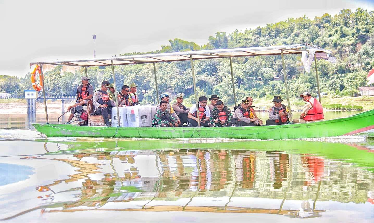 TNI Bantu Distribusi Logistik Pemilu Seberangi Waduk Pondok